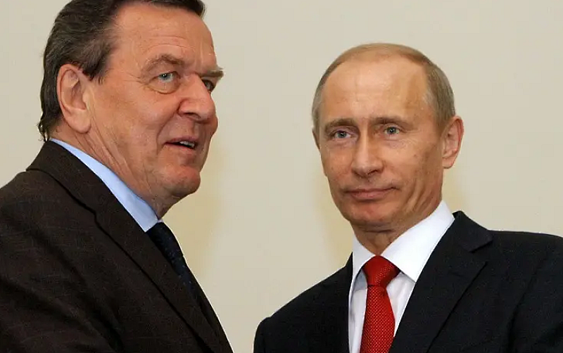 Навални също призна, че бившият канцлер получава тайни плащания“ от