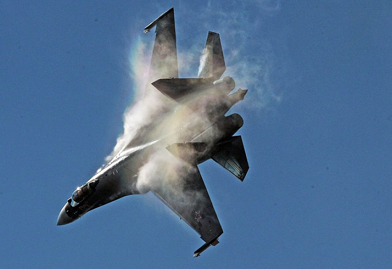Русия проведе експеримент по използването на рояк от изтребители Су-35,