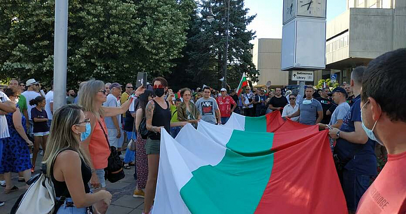 Протестиращи срещу управлението на Бойко Борисов варненци започнаха своя протест