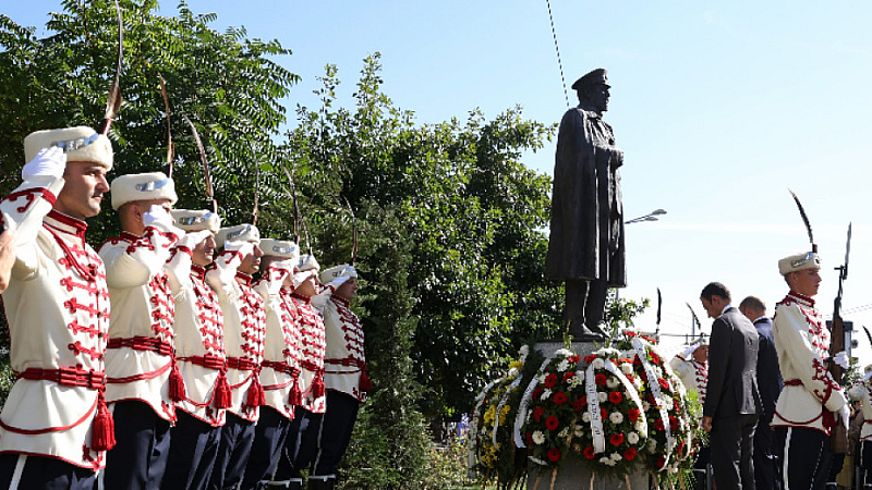Инициатор на поставянето на монумента е правосъдният министър Георги Георгиев