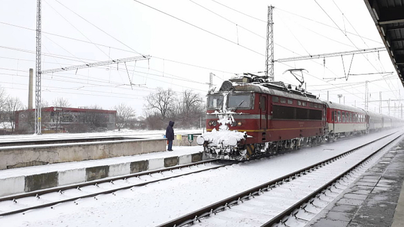 Пътническият влак Варна Шумен престоява в гара Езерово поради повреда на