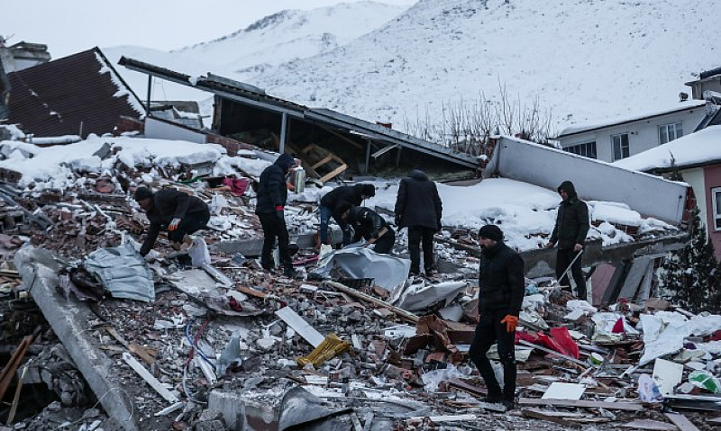 Броят на загиналите в Турция нарасна на близо 5900 души