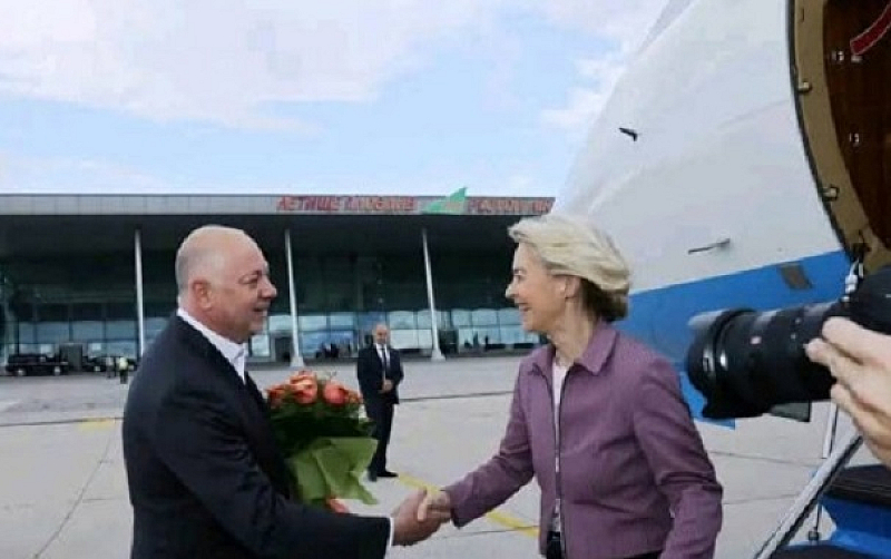 В изданието се казва че самолетът превозващ президента на ЕК