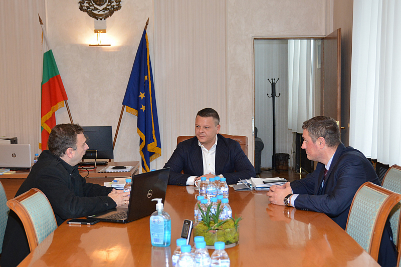 Министърът коментира процедурата по време на среща с Веселин Миланов