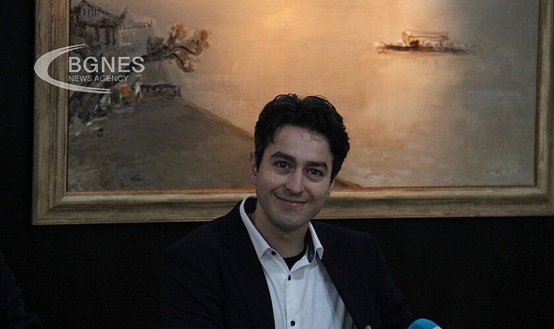 Съобразявайки се с разпоредбите на РЗИ министър Атанасов излиза в