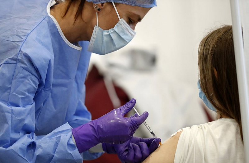 Имунизираните с първа доза от ваксините срещу COVID 19 са 16