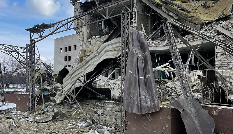 Във временно окупирания Изюм под развалините на пететажна сграда която