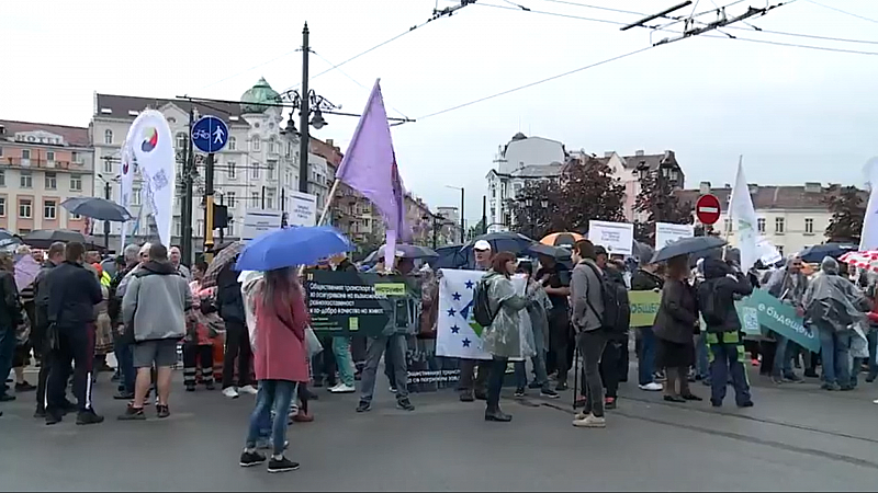 Служители на градския транспорт блокираха и кръстовището на Петте кьошета