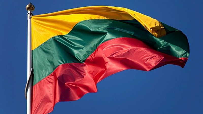 В началото на април литовските власти обявиха че отзовават посланика