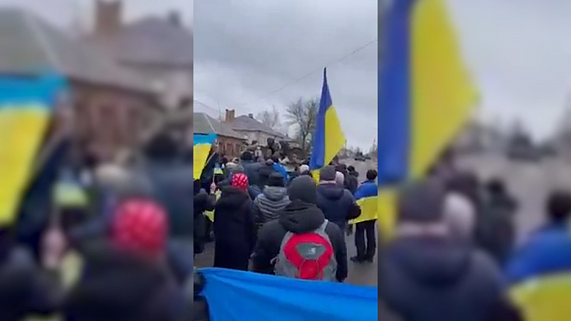 Кадри показват жителите които пеят химна на Украйна пред танковете