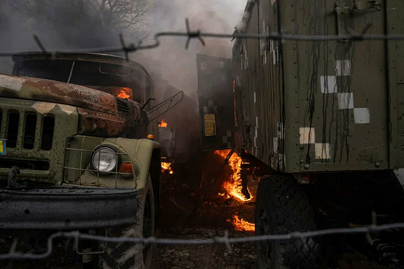 Дванайсет украински камиона успяха да доставят хуманитарна помощ за Мариупол