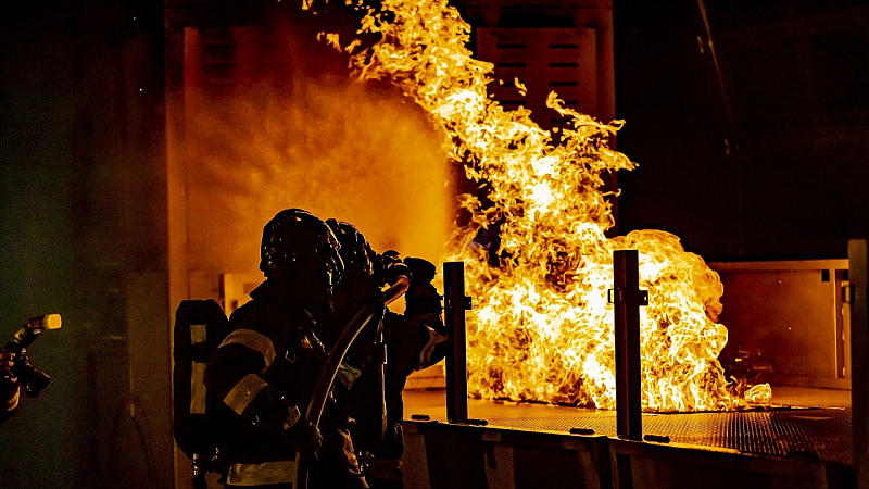 Четири екипа пожарникари от Враца и Криводол неутрализират пожара в