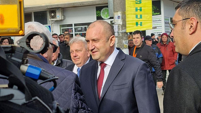 Президентът беше посрещнат от кмета Георги Кенов пред сградата на