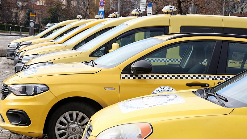 57 годишният шофьор на такси е пометен от тир с