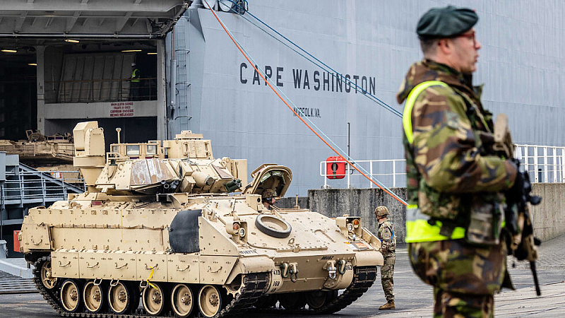 Танковете, които се ползват от НАТО, са разтоварени на пристанището