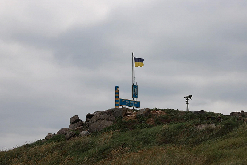Текстът на знамето гласи: „Помнете руския военен кораб... Остров Змийски