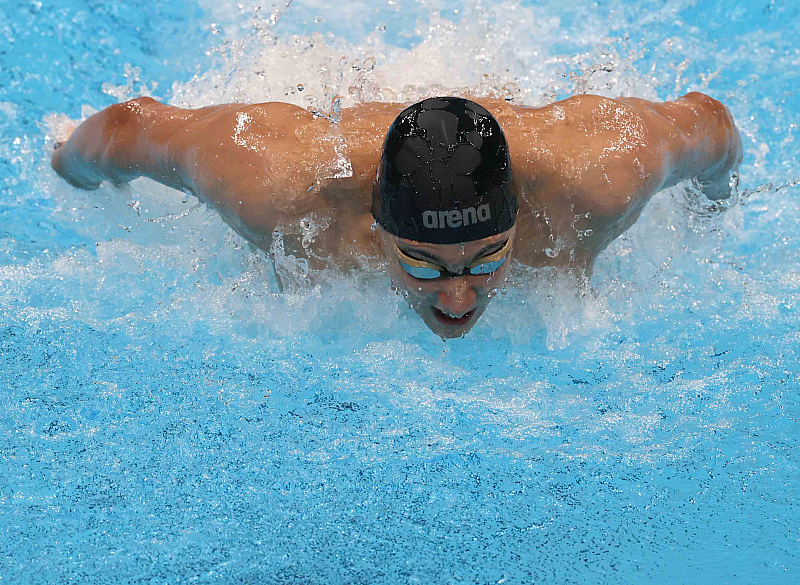 Миладинов, който се завърна в басейна след година пауза, стартира