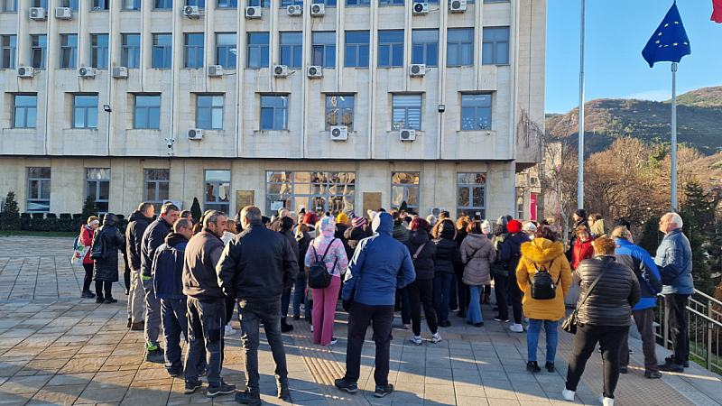 Ситуацията граничи с абсурда защото се оказва че спукания водопровод