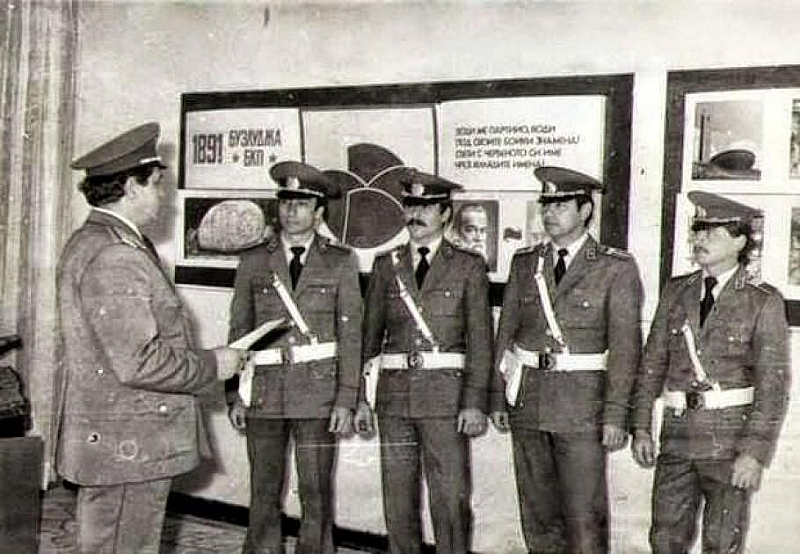 Друг приятел който гледа стотици декари с лозя се къхари