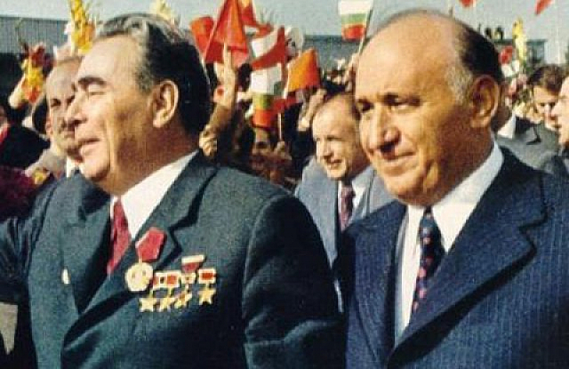 Самият Брежнев е обявен за герой, връчва му се златна