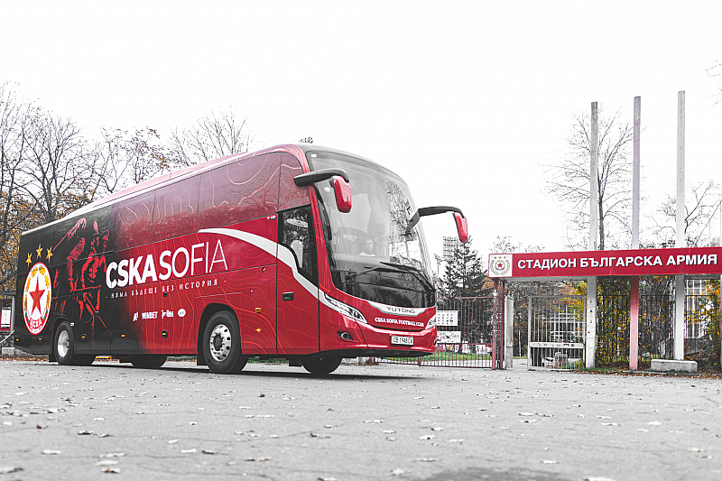 Червената стрела както някои фенове нарекоха новия автобус на ЦСКА