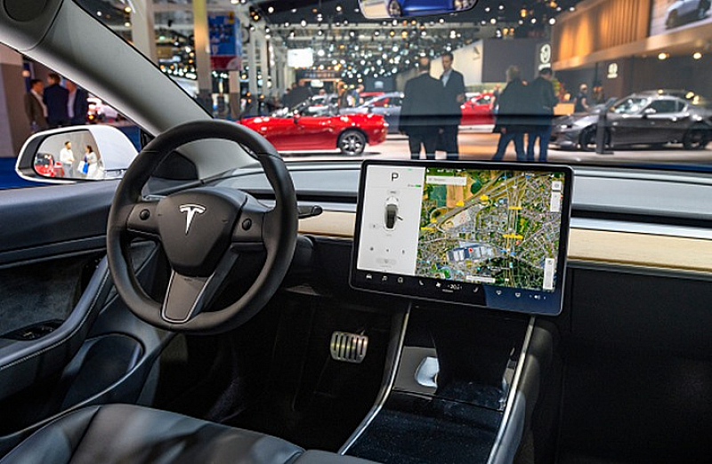 Tesla изтегля повече от 321 000 превозни средства от пазара