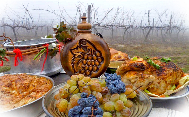 В празничния ден лозарите излизат на полето и зарязват няколко