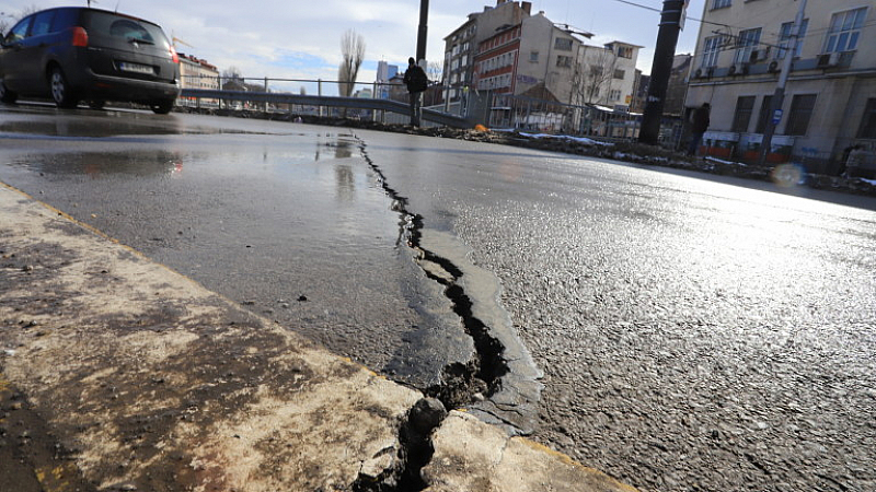 Асфалтът на известното столично кръстовище Лъвов мост се напука На