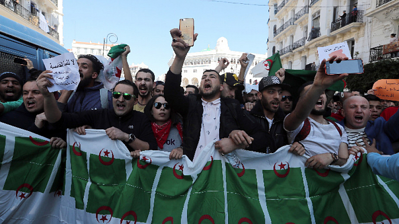 Хиляди протестиращи излязоха в ранните часове по улиците на Алжир