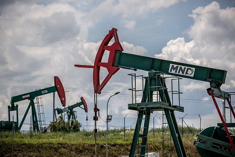 В сряда петролът поевтиня след доклад на индустрията показващ изненадващо