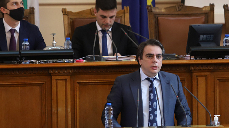Думите на Василев идват на фона на обсъжданията в бюджетната