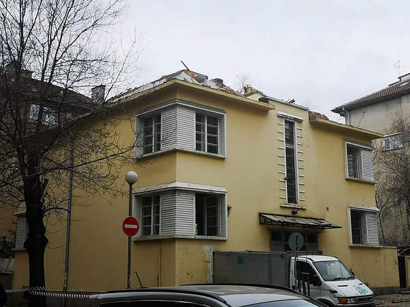 Сградата на бившето посолство се намира в сърцето на София