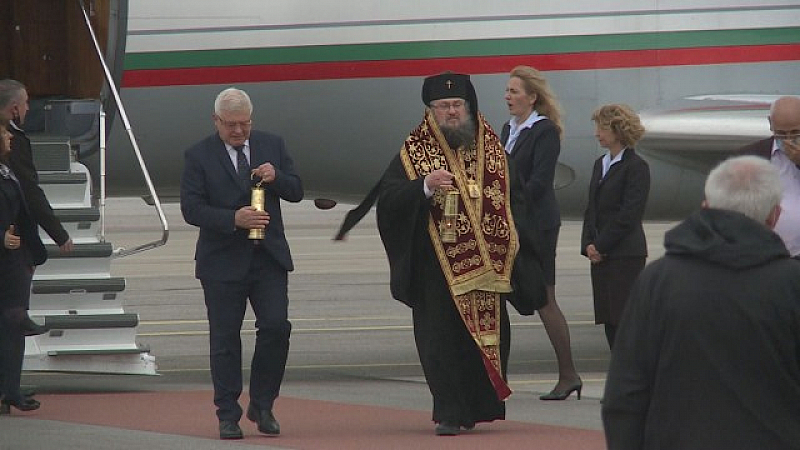 От София с правителствения Фалкон излетяха врачанският митрополит Григорий шефът