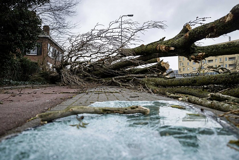 Силни пориви на ураганен вятър на места достигнали до 100