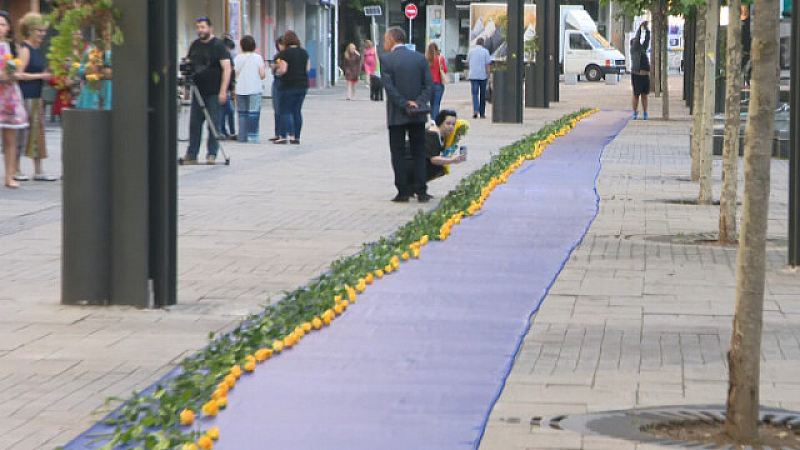 На площад Славейков е опънат 100 метров син плат на който