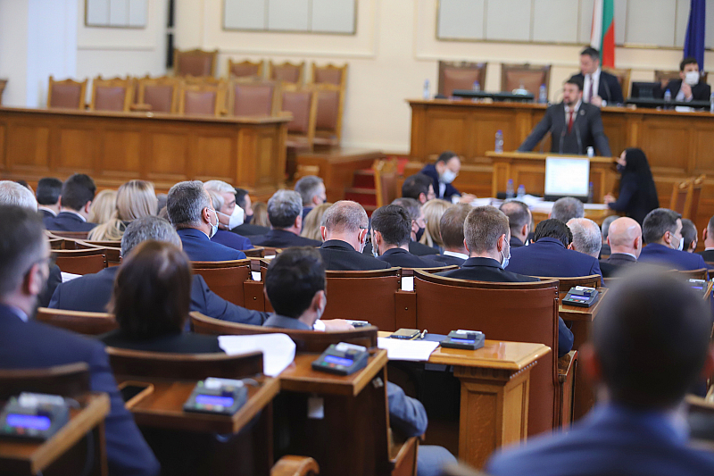 В момента парламентът обсъжда доклад за дейността на Временната комисия