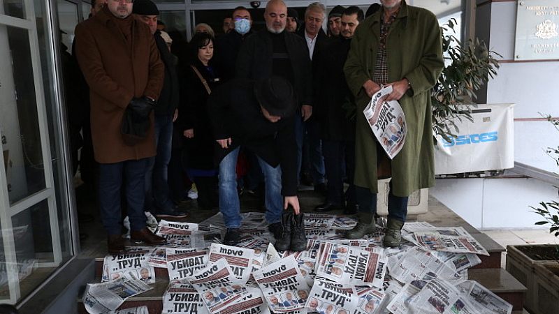 Подкрепяйки Труд Активисти ГЕРБ хвърляха вестници Труд в мръсните локви