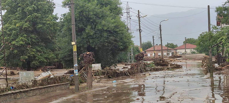 Наводнението в Карловско остави стотици хора без покъщнина Потопът заля
