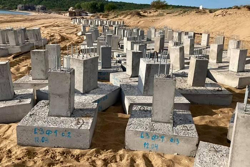 Това са надгробни плочи Индиректното бетониране на плажовете е по екологично и