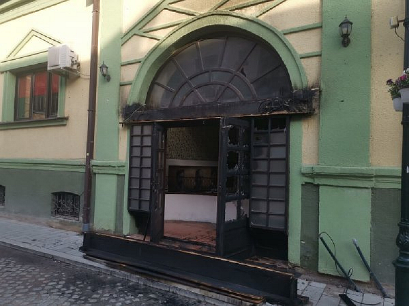 Вчера Алабаковски бе задържан за опожаряването на българския културен център