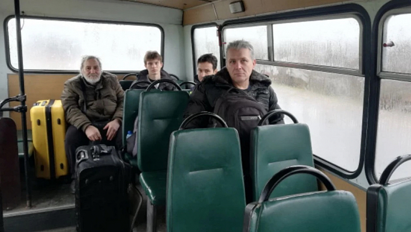 Евакуацията на 14 те български моряци и един украински гражданин започна