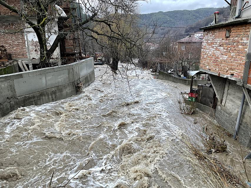 Разрушени са 7 моста 340 къщи са наводнени от тях