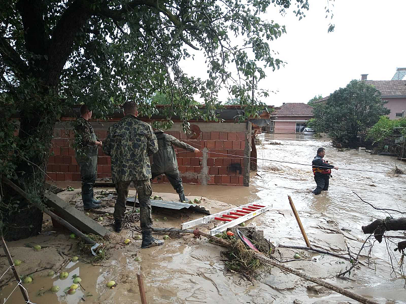 В най засегнатото от бедствието – село Богдан ситуацията продължава да