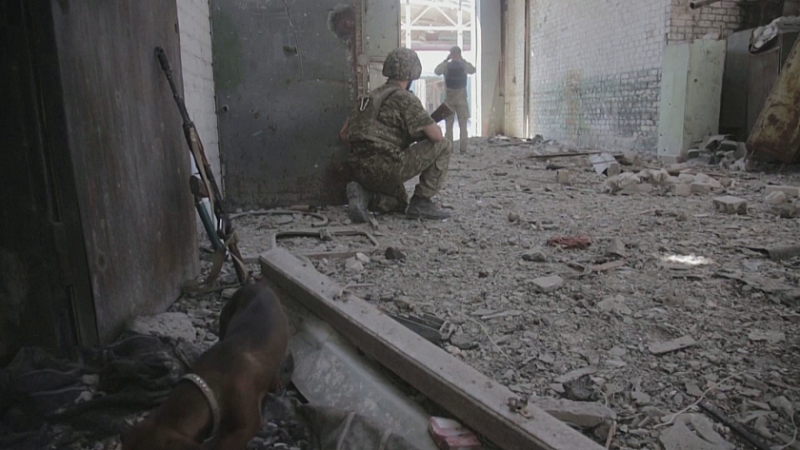 В южния украински град Николаев руска ракета удари жилищна сграда,