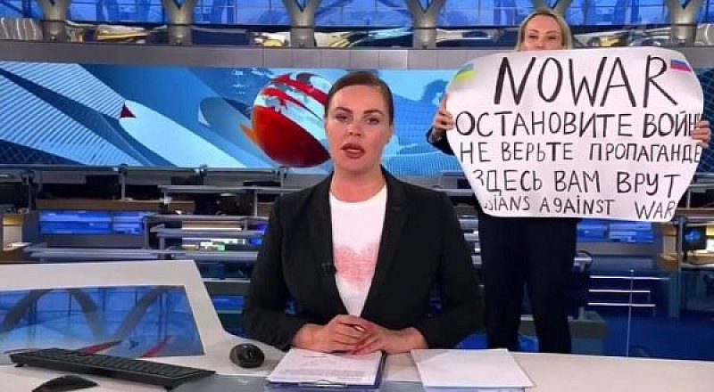 Български политици журналисти и общественици подкрепиха Овсянникова Живеем в особени времена