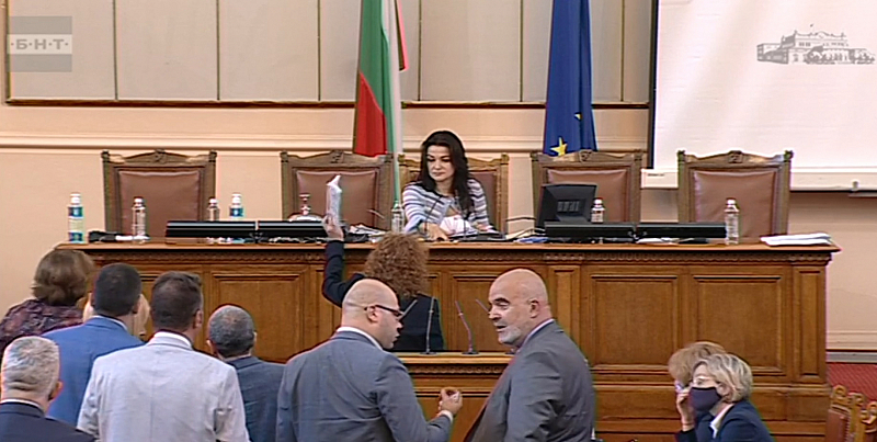 Депутати обсадиха парламентарната трибуна с искане за прегласуване а Мая