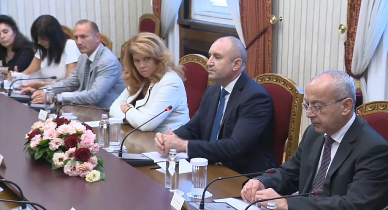 В срещата участват служебният министър председател Гълъб Донев служебният министър