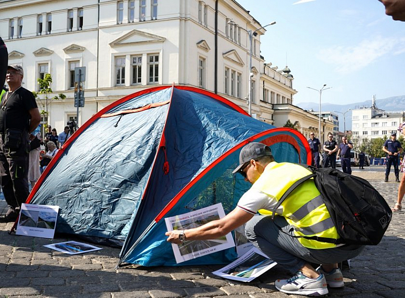 Вчера протестиращите строители се събраха пред НС и построиха палатков