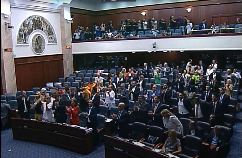 Опозиционната ВМРО ДПМНЕ напусна залата преди гласуването Предложенията минаха с гласовете