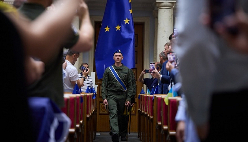 Трогващ до сълзи знамето на ЕС беше внесено в заседателната